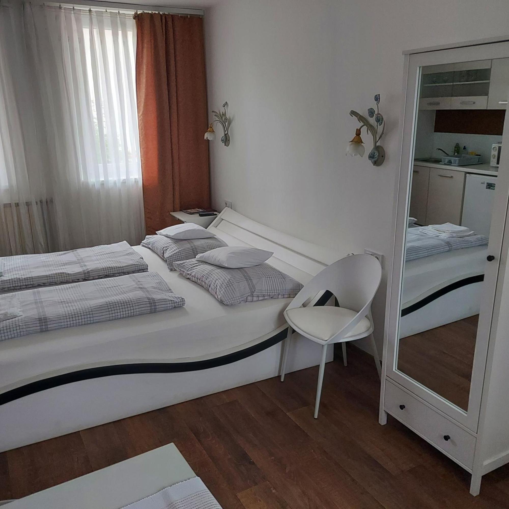 Petra Vendeghaz Hotel Szekszard Exterior photo
